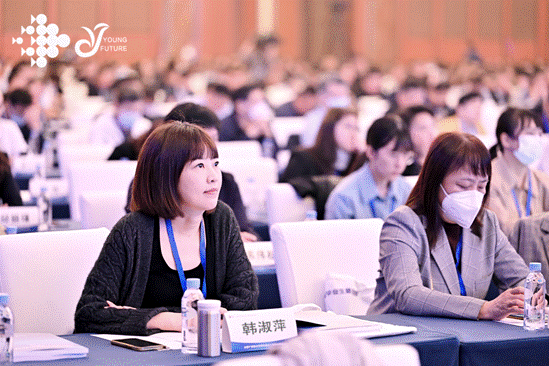 长职艺术设计学院副院长韩淑萍出席会议交流经验